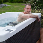 Eisbad cold plunge 1 Person Reluxis Iceland Wellis kaufen für Zuhause mit Kühlung Detailbild Mann drine