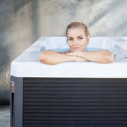 Eisbad cold plunge und Whirlpool 2 Personen Reluxis Iceland Duo Pro Wellis kaufen für Zuhause mit Kühlung für den Garten Detalbild 1 Frau drin
