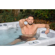 Outdoor Whirlpool 4 - 5 Personen winterfest Reluxis Budapest Life Wellis für den Garten kaufen viereckig Detailbild Mann drin