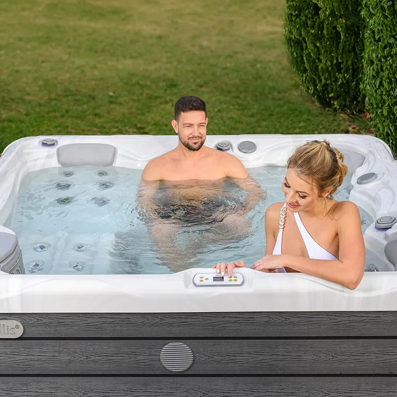 Outdoor Whirlpool 4 - 5 Personen winterfest Reluxis Budapest Life Wellis im Garten kaufen viereckig Detiailbild 2 Personen drin
