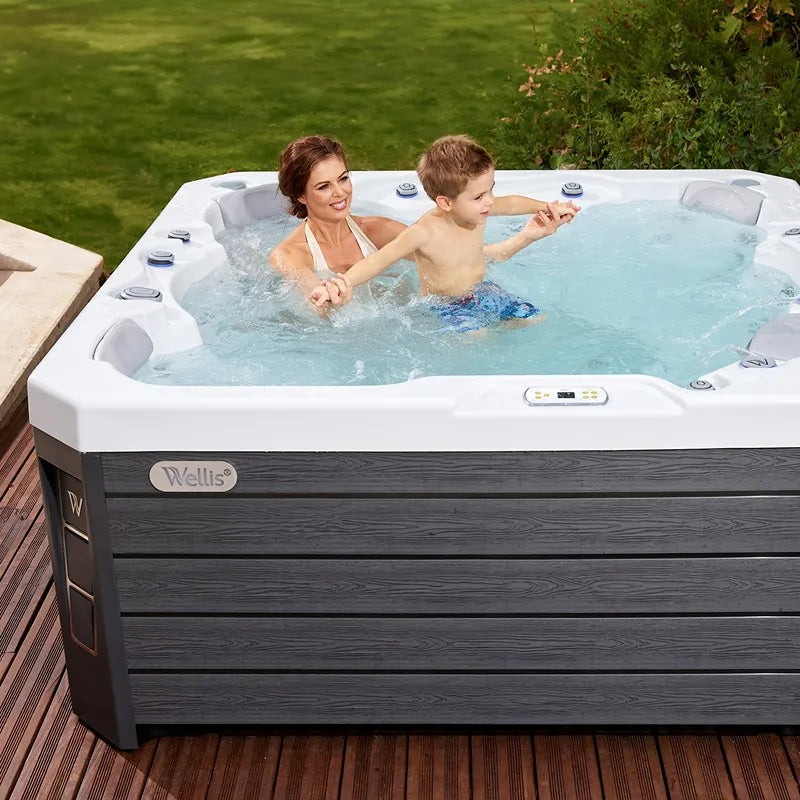 Outdoor Whirlpool 6 Personen winterfest Reluxis Prague Life Wellis für den Garten kaufen 4 eckig Detailbild Frau mit Kind drin