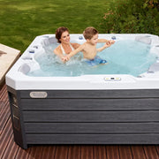 Outdoor Whirlpool 6 Personen winterfest Reluxis Prague Life Wellis für den Garten kaufen 4 eckig Detailbild Frau mit Kind drin