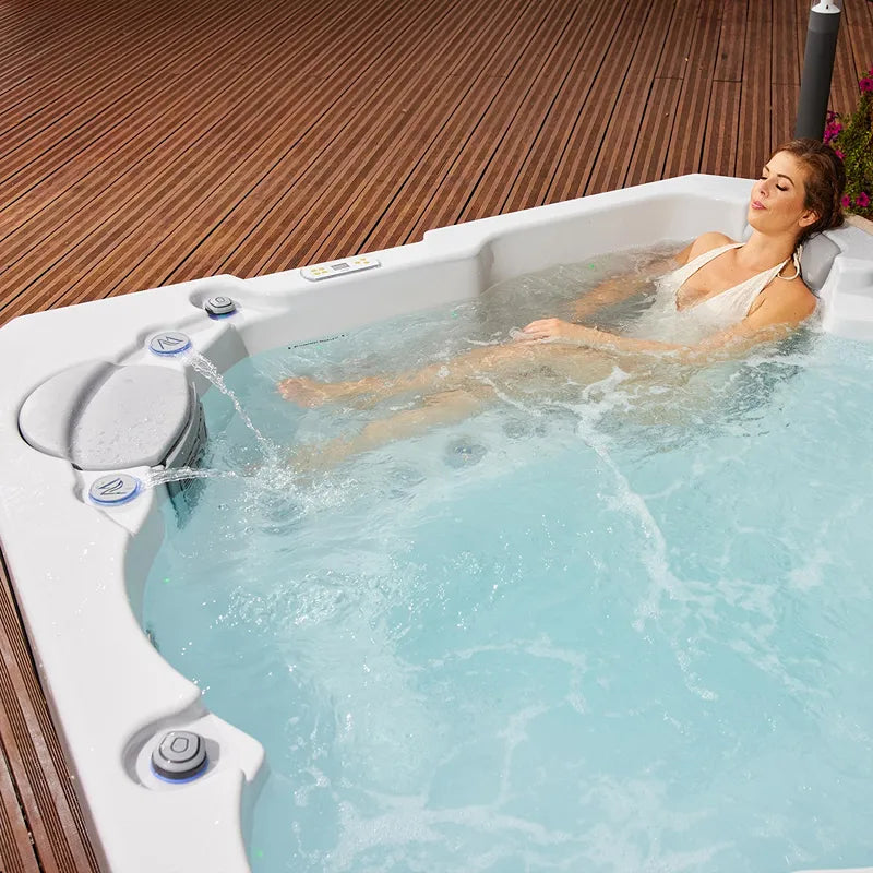 Outdoor Whirlpool 6 Personen winterfest Reluxis Prague Life Wellis für den Garten kaufen 4 eckig Detailbild Frau auf der Liege