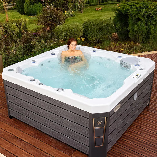 Outdoor Whirlpool 6 Personen winterfest Reluxis Prague Life Wellis für den Garten kaufen 4 eckig Frau drin