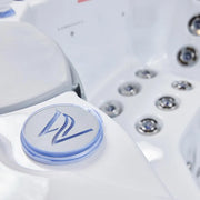 Outdoor Whirlpool 6 Personen winterfest Reluxis Prague Life Wellis für den Garten kaufen 4 eckig Detailbild Getränkehalter