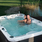 Outdoor Whirlpool 8 - 9 Personen winterfest Reluxis Olympus Life Wellis Garten kaufen Datailbild mit Paar drin