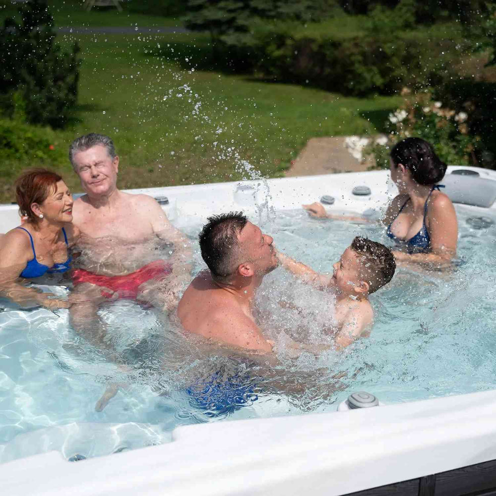 Outdoor Whirlpool 8 - 9 Personen winterfest Reluxis Olympus Life Wellis Garten kaufen Datailbild mit 5 Personen drin