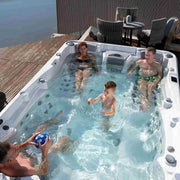 Outdoor Whirlpool 8 - 9 Personen winterfest Reluxis Olympus Life Wellis Garten kaufen Datailbild mit 4 Personen drin