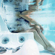 Outdoor Whirlpool 8 - 9 Personen winterfest Reluxis Olympus Life Wellis Garten kaufen Datailbild mit Frau Unterwasser