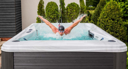 Swim Spa Reluxis Donau Riverjet Life Wellis Pool kaufen Mann schwimmt