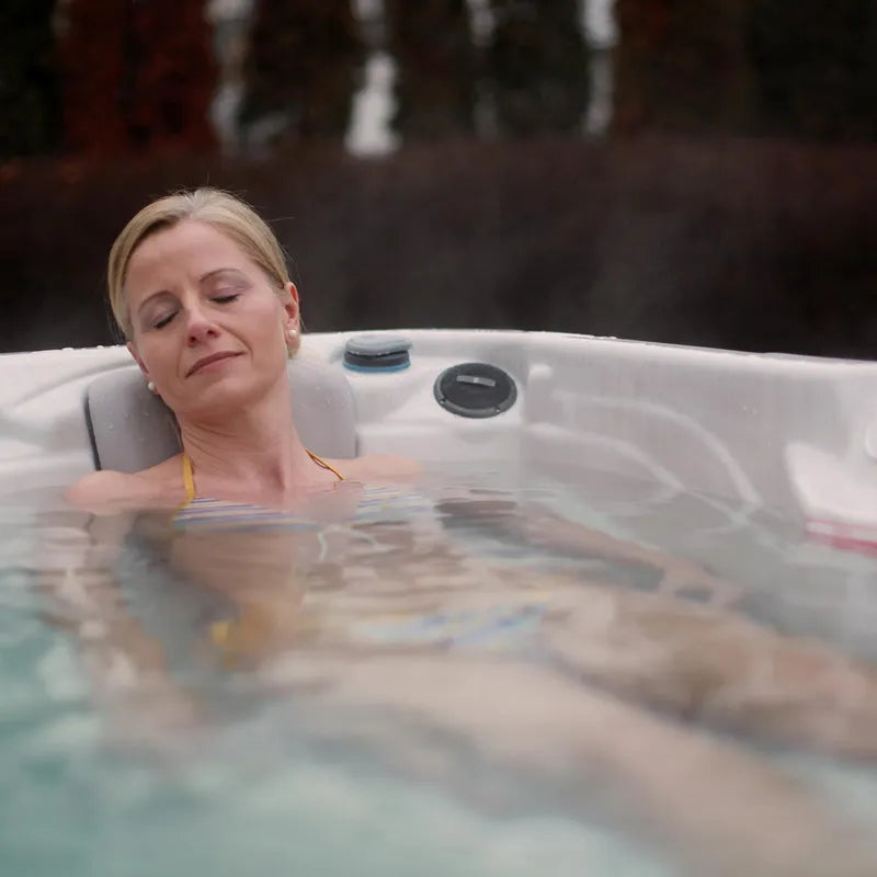 Wellis Whirlpool Outdoor 4 - 5 Personen winterfest Reluxis Pluto im Garten kaufen 4 eckig Detailbild Frau drin