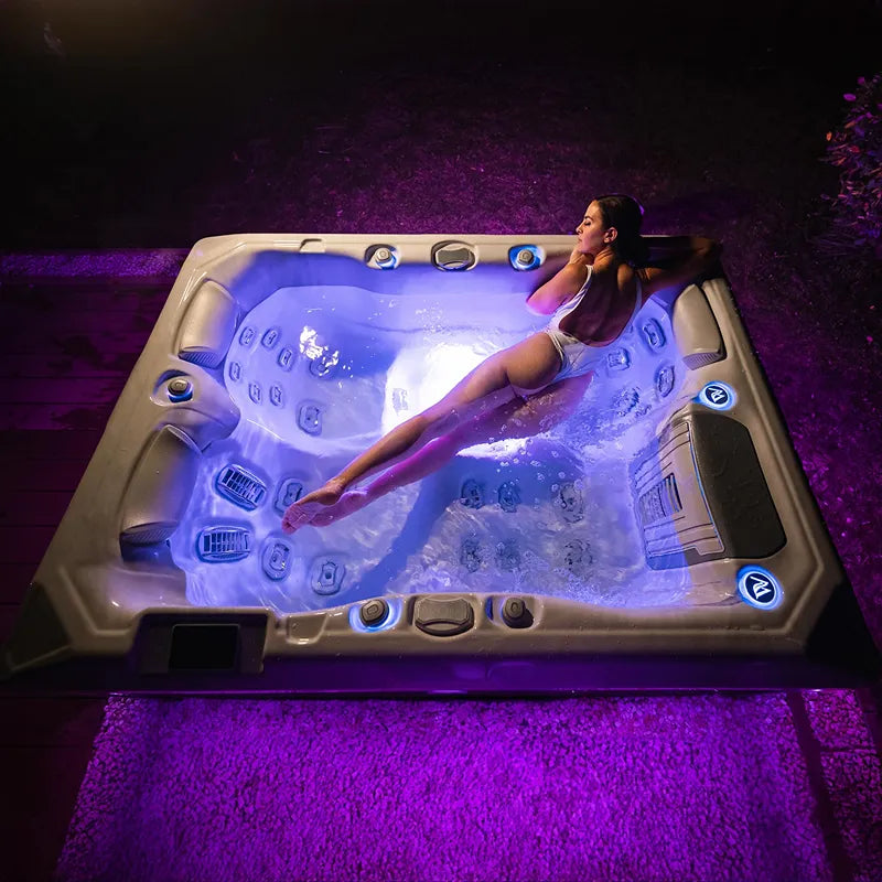 Whirlpool Garten 2 - 3 Personen winterfest Reluxis Teide Life Wellis kaufen Preis Outdoor freistehend rechteckig Frau drin nachts beleuchtet