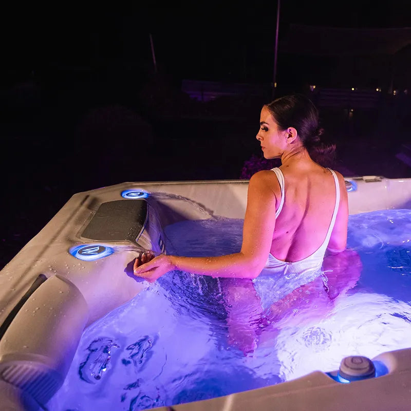 Whirlpool Garten 2 - 3 Personen winterfest Reluxis Teide Life Wellis kaufen Preis Outdoor freistehend rechteckig Detailbild Frau nachts drin