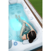 Whirlpool Garten 2 - 3 Personen winterfest Reluxis Teide Life Wellis kaufen Preis Outdoor freistehend rechteckig Detailbild Frau sitzend drin