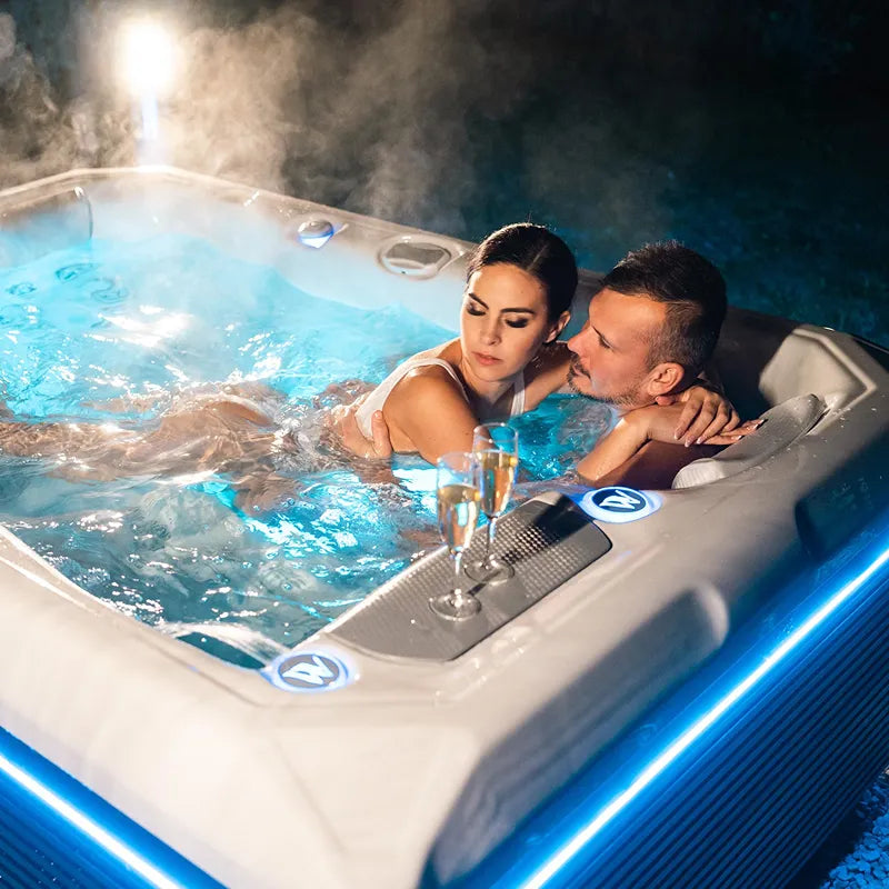 Whirlpool Garten 2 - 3 Personen winterfest Reluxis Teide Life Wellis kaufen Preis Outdoor freistehend rechteckig Detailbild Pärchen drin mit Sekt