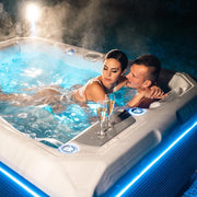 Whirlpool Garten 2 - 3 Personen winterfest Reluxis Teide Life Wellis kaufen Preis Outdoor freistehend rechteckig Detailbild Pärchen drin mit Sekt