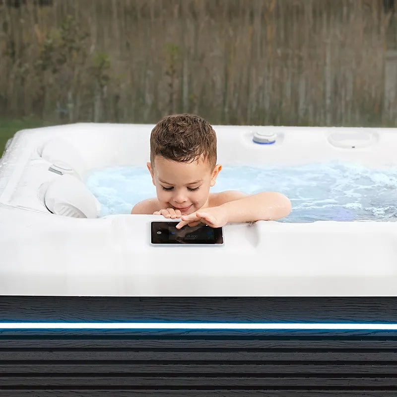 Whirlpool Garten 2 - 3 Personen winterfest Reluxis Teide Life Wellis kaufen Preis Outdoor freistehend rechteckig Detailbild Kind am Touchpanel