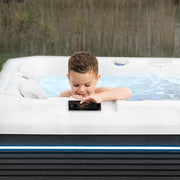 Whirlpool Garten 2 - 3 Personen winterfest Reluxis Teide Life Wellis kaufen Preis Outdoor freistehend rechteckig Detailbild Kind am Touchpanel