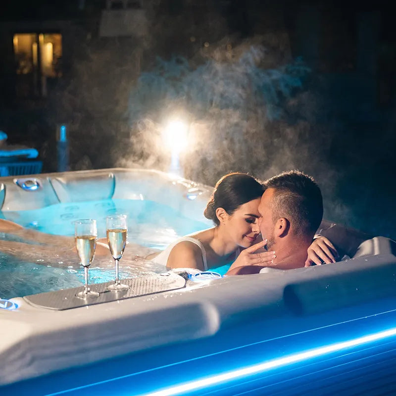 Whirlpool Garten 2 - 3 Personen winterfest Reluxis Teide Life Wellis kaufen Preis Outdoor freistehend rechteckig Detailbild Pärchen nachts mit Sek