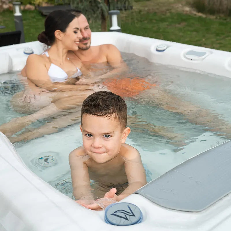 Whirlpool Garten 2 - 3 Personen winterfest Reluxis Teide Life Wellis kaufen Preis Outdoor freistehend rechteckig Detailbild 3 Personn drin