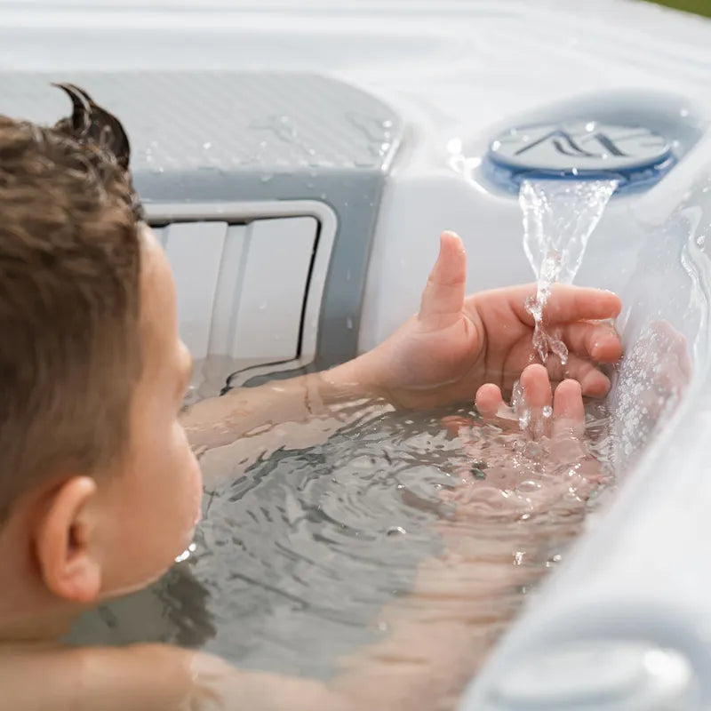 Whirlpool Garten 2 - 3 Personen winterfest Reluxis Teide Life Wellis kaufen Preis Outdoor freistehend rechteckig Detailbild Wasserfall-Düse mi Kind