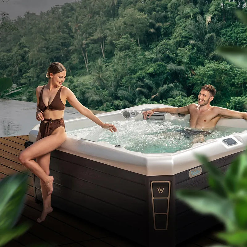 Whirlpool Garten 4 5 Personen winterfest Reluxis Palermo Life Wellis kaufen eckig Paar im Wald