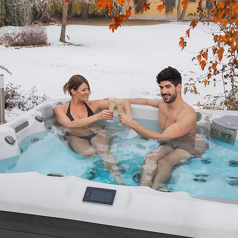 Whirlpool Garten 4 - 5 Personen winterfest Outdoor Reluxis Palermo Life Wellis kaufen eckig auf Terrasse mit 2 Personen drin im Schnee Winter