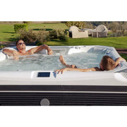 Whirlpool Outdoor 6 - 7 Personen winterfest Reluxis Elbrus Life Wellis Garten kaufen Detailbild mit 2 Personen drin
