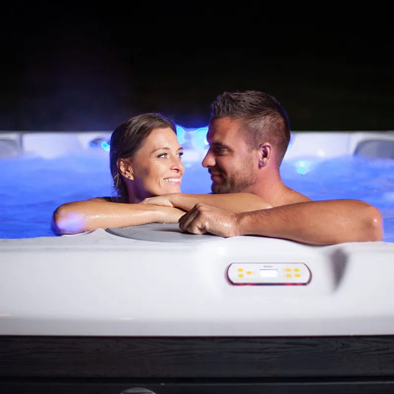 Whirlpool Outdoor im Garten 2 4 6 Personen winterfest kaufen Preis ganzjährig Wellis Lima 4 eckig Detailbild 2 Personen drin