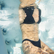 Whirlpool Outdoor im Garten 2 4 6 Personen winterfest kaufen Preis ganzjährig Wellis Lima 4 eckig Detailbild Frau Unterwasser Düsen an