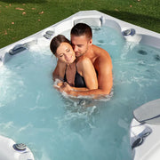 Whirlpool Outdoor im Garten 2 4 6 Personen winterfest kaufen Preis ganzjährig Wellis Lima 4 eckig Detailbild 2 Personen drin
