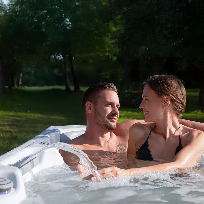 Whirlpool Outdoor im Garten 2 4 6 Personen winterfest kaufen Preis ganzjährig Wellis Lima 4 eckig Detailbild 2 Personen drin Wasserfall an
