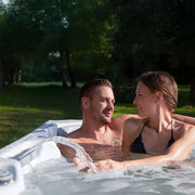 Whirlpool Outdoor im Garten 2 4 6 Personen winterfest kaufen Preis ganzjährig Wellis Lima 4 eckig Detailbild 2 Personen drin Wasserfall an