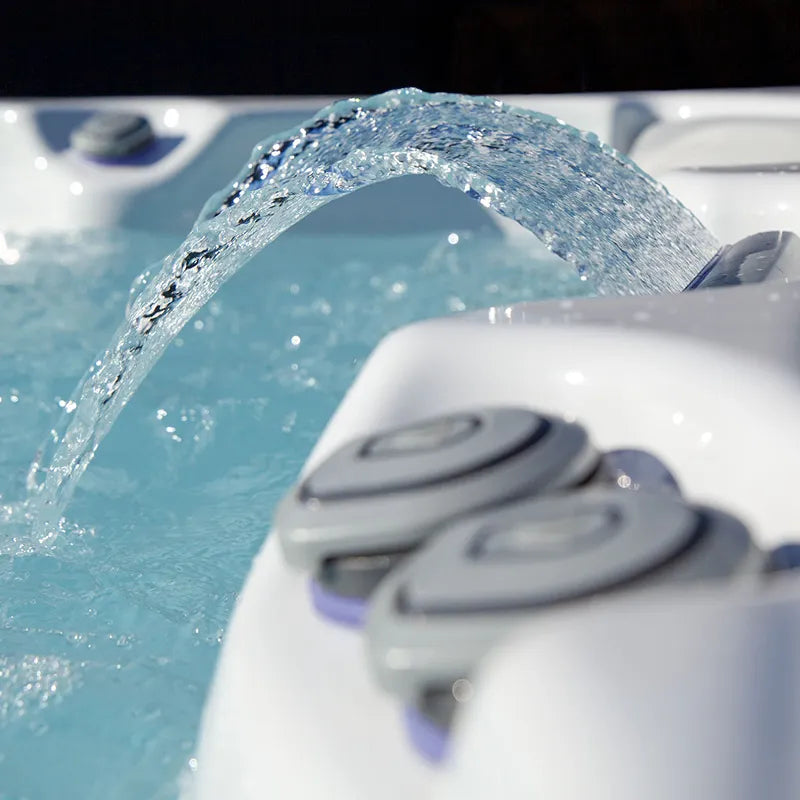 Whirlpool Outdoor im Garten 2 4 6 Personen winterfest kaufen Preis ganzjährig Wellis Lima 4 eckig Detailbild Wasserfall