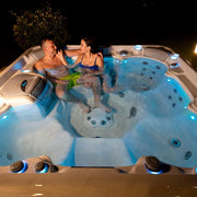 Whirlpool Outdoor 6 - 7 Personen winterfest Reluxis Vienna Life Wellis für den Garten kaufen quadratisch Detailbild Paar