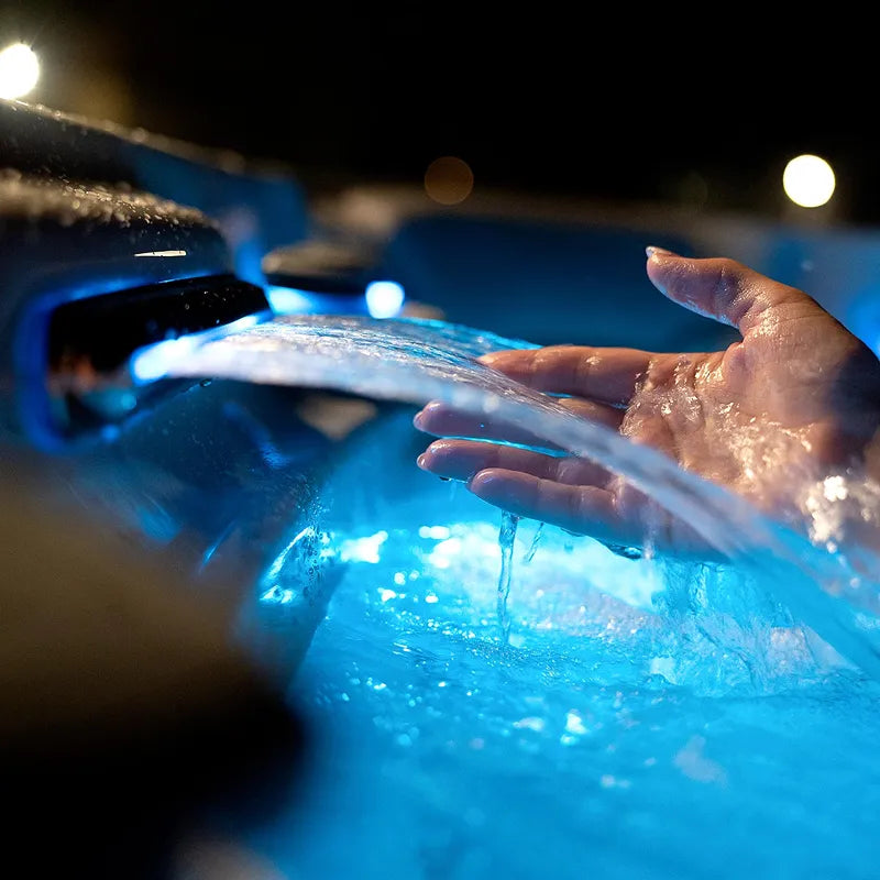 Whirlpool Outdoor 6 - 7 Personen winterfest Reluxis Vienna Life Wellis Garten kaufen quadratisch Detailbild Wasserfall