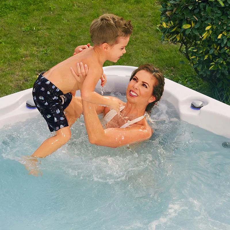 Whirlpool Outdoor 6 Personen winterfest Reluxis Jupiter Wellis im Garten kaufen Angebot draußen energiesparend für Terrasse Detailbild 2 Personen drin