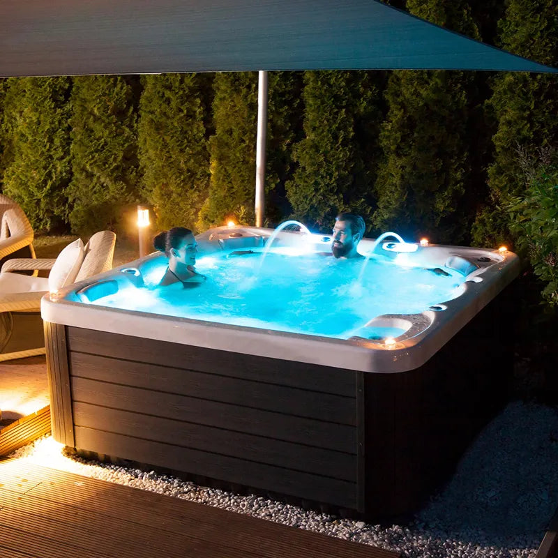 Whirlpool Outdoor 6 Personen winterfest Reluxis Jupiter Wellis im Garten kaufen Angebot draußen energiesparend für Terrasse nachts beleuchtet 2 Personen drin