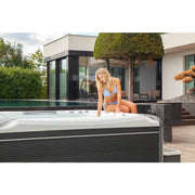 Whirlpool Outdoor 6 Personen winterfest Reluxis Kilimanjaro Life Wellis Garten kaufen Preis Detailbild mit Frau