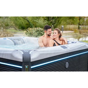 Whirlpool Outdoor 6 Personen winterfest Reluxis Kilimanjaro Life Wellis Garten kaufen Preis Detailbild mit Frau und Mann