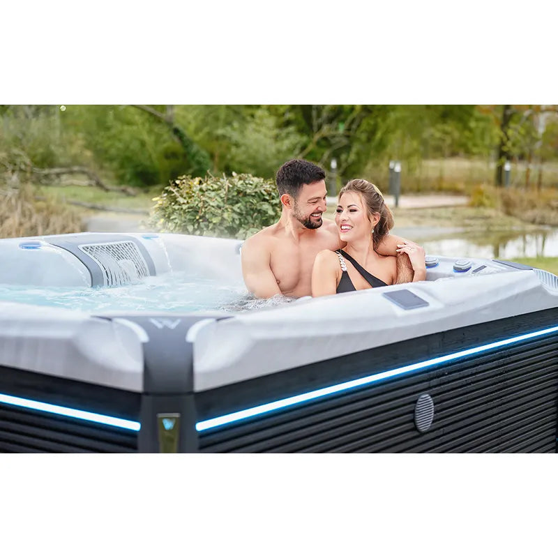 Whirlpool Outdoor 6 Personen winterfest Reluxis Kilimanjaro Life Wellis Garten kaufen Preis Detailbild mit Frau und Mann