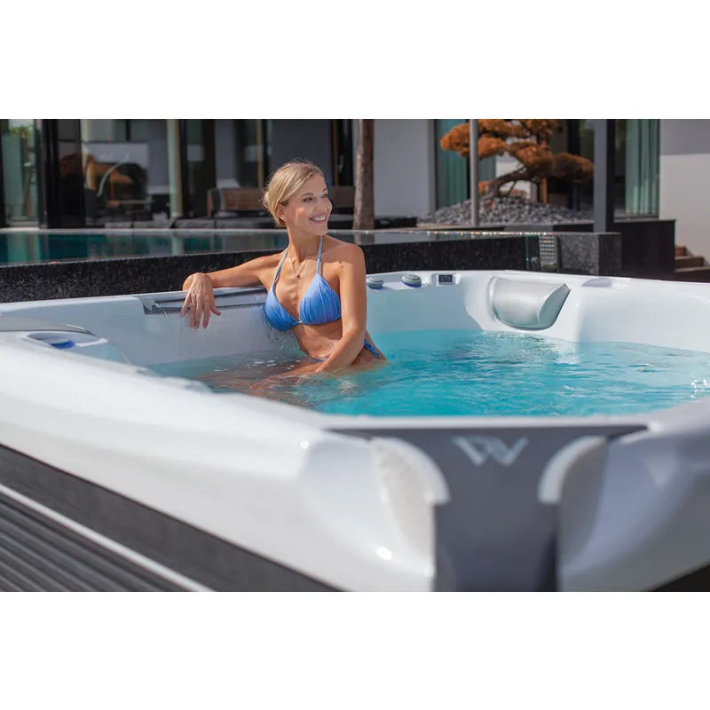 Whirlpool Outdoor 6 Personen winterfest Reluxis Kilimanjaro Life Wellis Garten kaufen Preis Detailbild mit Frau