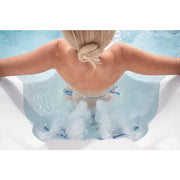 Whirlpool Outdoor 6 Personen winterfest Reluxis Kilimanjaro Life Wellis Garten kaufen Preis Detailbild mit Frau Düsenmassage