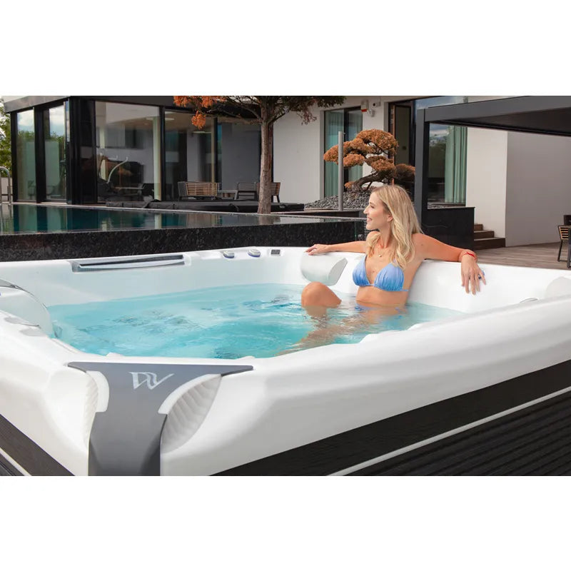 Whirlpool Outdoor 6 Personen winterfest Reluxis Kilimanjaro Life Wellis Garten kaufen Preis Detailbild mit Frau