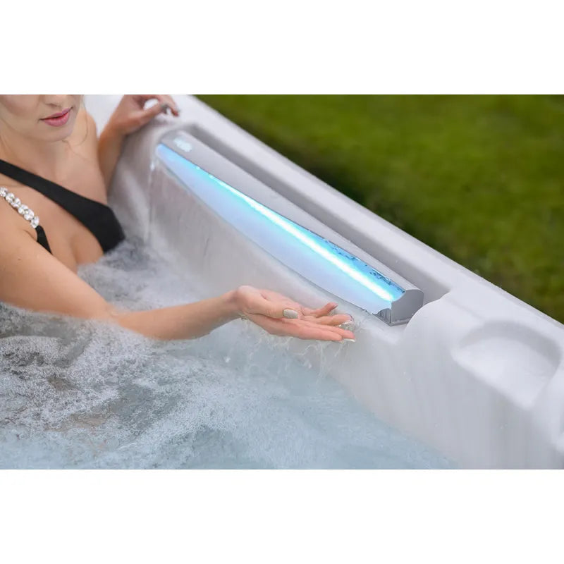 Whirlpool Outdoor 6 Personen winterfest Reluxis Kilimanjaro Life Wellis Garten kaufen Preis Detailbild Wasserfall mit Frau