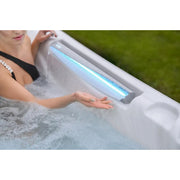 Whirlpool Outdoor 6 Personen winterfest Reluxis Kilimanjaro Life Wellis Garten kaufen Preis Detailbild Wasserfall mit Frau