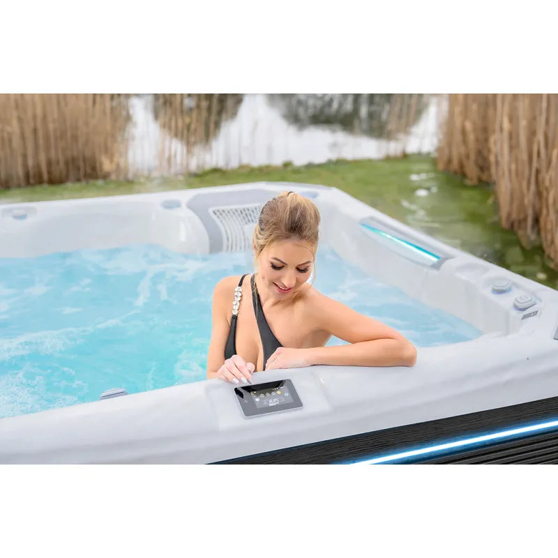 Whirlpool Outdoor 6 Personen winterfest Reluxis Kilimanjaro Life Wellis Garten kaufen Preis Detailbild mit Frau