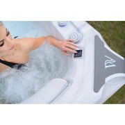 Whirlpool Outdoor 6 Personen winterfest Reluxis Kilimanjaro Life Wellis Garten kaufen Preis Detailbild mit Frau Bedienung