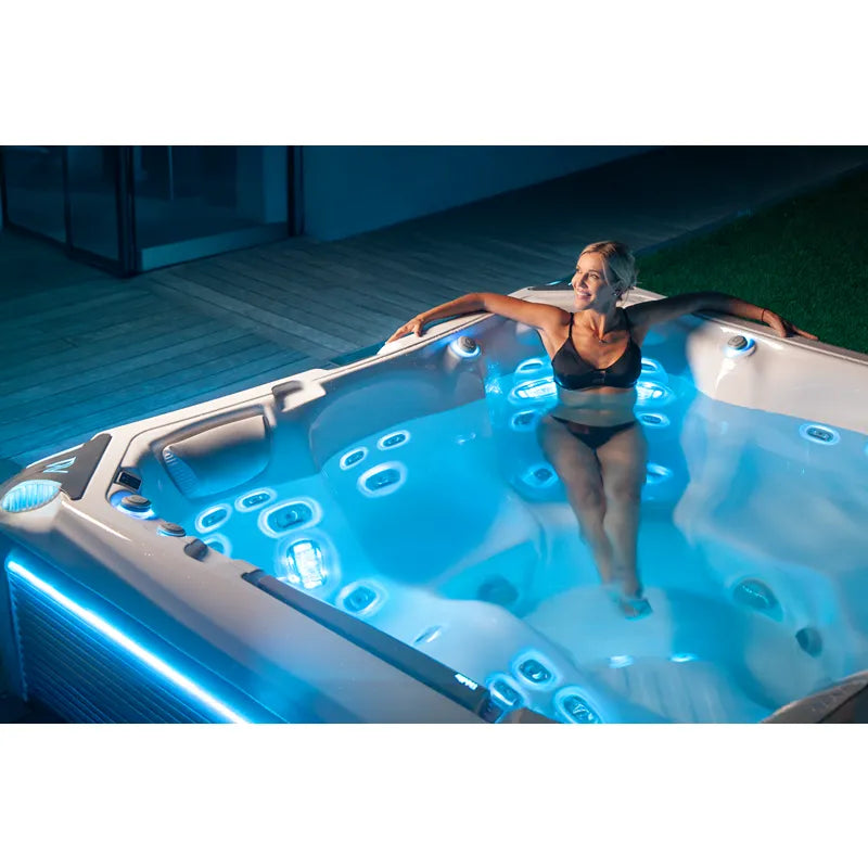 Whirlpool Outdoor 6 Personen winterfest Reluxis Kilimanjaro Life Wellis Garten kaufen Preis Detailbild mit Frau beleuchtet