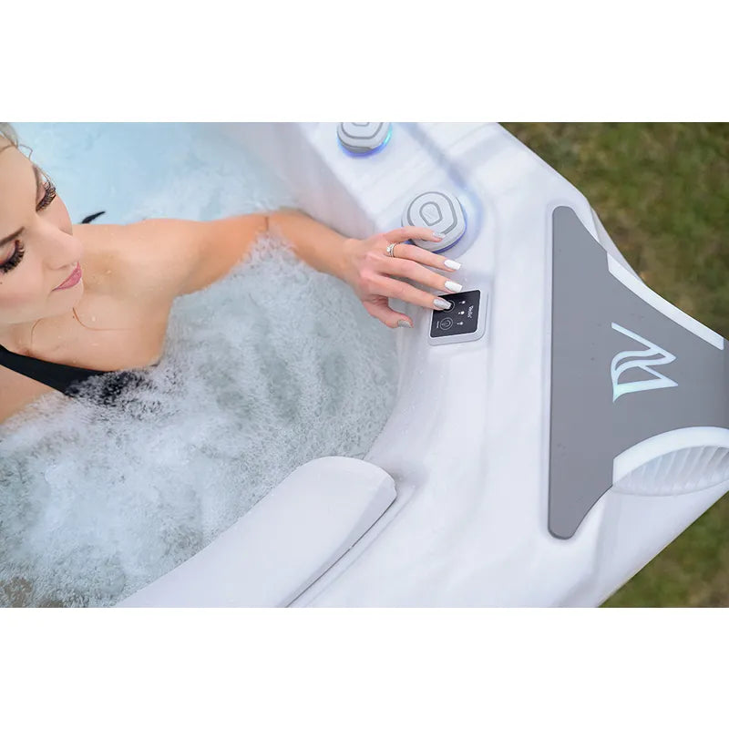 Whirlpool Outdoor 6 Personen winterfest Reluxis Kilimanjaro Life Wellis Garten kaufen Preis Detailbild mit Frau in Bedienung